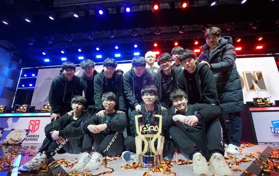 中国队在杭州亚运会电竞比赛中晋级 四川选手精彩亮相